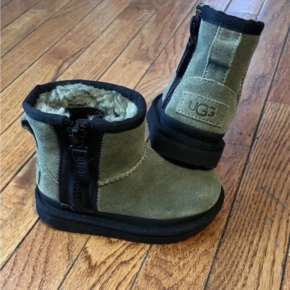 UGG Australia Classic Mini Zipper Tape Logo Boot in Olive 8C New without Box. - Picture 2 of 16